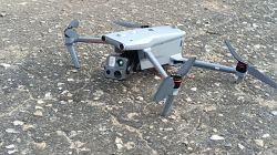 Dron o czterech śmigłach na betonowej powierzchni