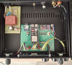 Interior of a DIY internet radio with ESP32, power supply and external Wi-Fi antenna
