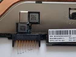 Zdjęcie zbliżenia komponentów elektronicznych na płytce z pinami i rezystorami.