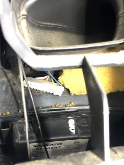 Volvo V40 98r - jak wyłączyć alarm po podłączeniu nowego akumulatora?