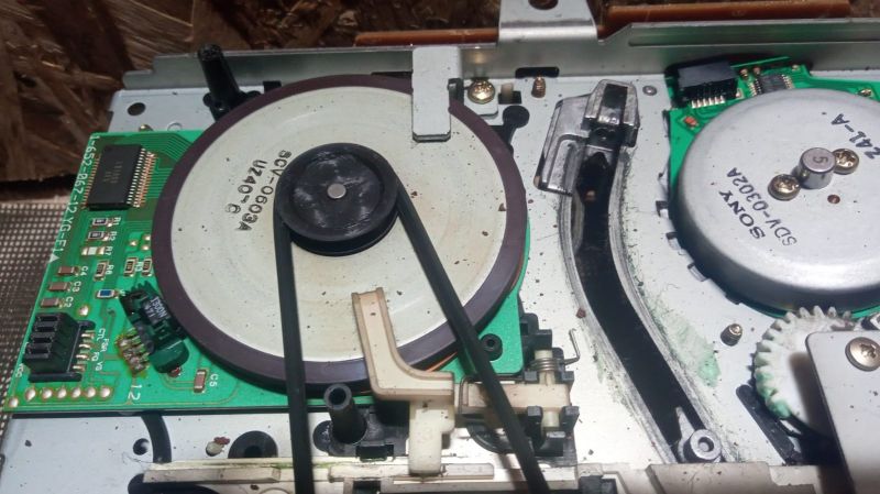 Widok wnętrza magnetowidu z wirującą głowicą i mechanizmem paska napędowego