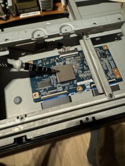 Na zdjęciu widać wnętrze urządzenia elektronicznego z płytą główną i termopadem na układzie.