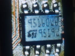 Zbliżenie układu scalonego SMD z nadrukiem „95160W6” na płytce PCB