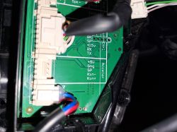 Widok zbliżony płytki PCB z oznaczeniami napięć i złączami przewodów