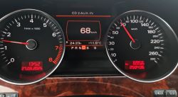 Zbliżenie na zegary samochodu Audi A8, pokazujące prędkość, obroty, przebieg oraz temperaturę zewnętrzną.