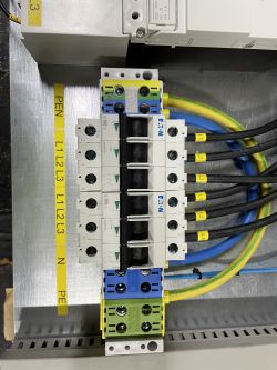 Rozdzielnica elektryczna z modułami do podziału przewodów PEN.
