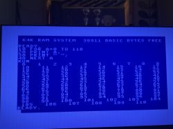 Ekran komputera Commodore 64 pokazujący program w BASIC i wyniki drukowania liczb w kolumnach.