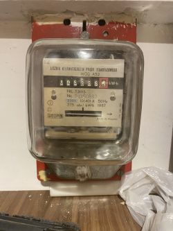Licznik energii elektrycznej z przodu z wyświetlaczem i obudową z tworzywa sztucznego.
