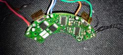 Zbliżenie na płytkę BMS z wieloma elementami elektronicznymi