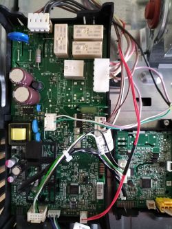 Wnętrze modułu elektronicznego piekarnika Whirlpool z widocznymi elementami układu.
