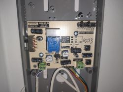 Wnętrze domofonu CYFRAL SMART-D z widocznymi elementami elektronicznymi i okablowaniem.