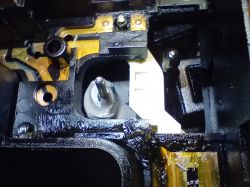 Wnętrze naprawionego przełącznika zespolonego z metalowym sztyftem.