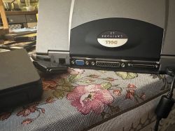 Tył starszego laptopa Dell Latitude z widocznymi portami: VGA i równoległym.