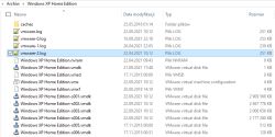 Zrzut ekranu folderu „Windows XP Home Edition” z plikami maszyny wirtualnej VMware i folderem „caches”.