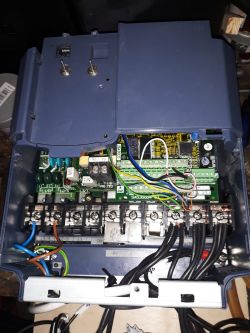 Falownik Frenic Lift 11kW - problem z napięciem na elektromagnesie