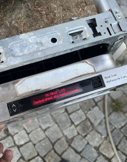 Panel sterowania zmywarki AEG z czerwonym wyświetlaczem i napisem „Zamknij drzwi, aby kontynuować”