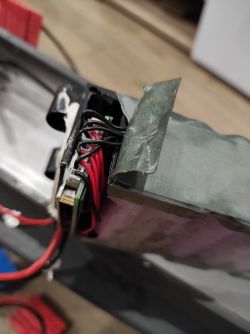 Jakie napięcie powinno być pomiędzy pinami? Problem z baterią AFTGGP.