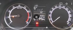 Deska rozdzielcza samochodu pokazująca obroty silnika na poziomie 1100 rpm i temperaturę zewnętrzną 4,5°C.