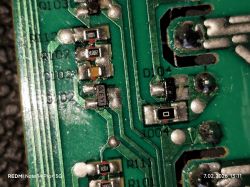 Zbliżenie płytki PCB z elementami SMD; widoczne oznaczenia EY1, D104 i D02 oraz ślady przegrzania
