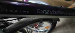 Rama roweru KOGA Miyata z oznaczeniem tesla-s Zbliżenie ramy roweru z napisem tesla-s i logo KOGA Miyata