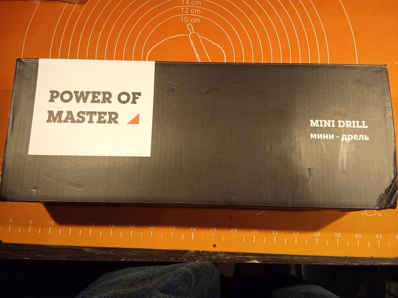 Czarne pudełko z białym napisem 