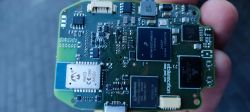 Zbliżenie na obwód drukowany z różnymi podzespołami elektronicznymi.