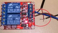 Układ z indukcyjnym czujnikiem zbliżeniowym i elektromagnesem trzymającym