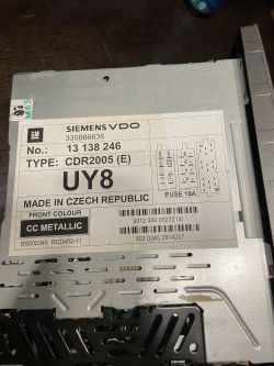 Zdjęcie samochodowego radia Siemens VDO z opisem technicznym.