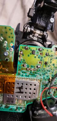 Czy wystarczy połączyć te dwa piny? Problem z lutowaniem płytki od Xbox One.