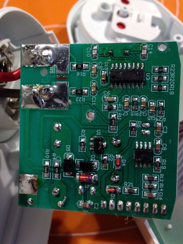 Płytka drukowana watomierza z widocznymi elementami elektronicznymi.