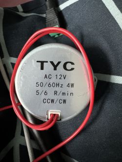 Silnik TYC AC 12V z czerwonymi przewodami