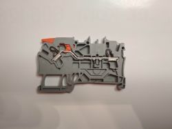 Nowa złączka WAGO TOPJOB S z dźwignią montowana na szynie rozdzielnicy.