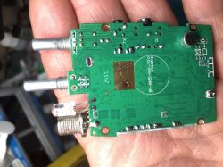 Płyta PCB w dłoni z oznaczeniem BF-686S-NRF-V2.0 i złączami TX, RX