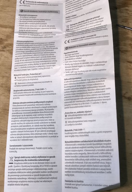 Polskojęzyczna instrukcja obsługi listwy Brennenstuhl na drewnianym blacie
