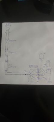 Dlaczego LED-y żarzą się po wyłączeniu? Załączam schemat.