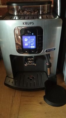 Jak skrócić czas mielenia w ekspresie Krups EA86 Latte Smart?