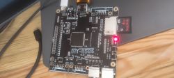 DIY-A586-Platine mit SD-Karte und HDMI-Kabel.