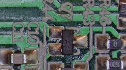 Zbliżenie na element SMD na zielonej płytce PCB, widoczna dioda z oznaczeniem „7A1” oraz ścieżki i pola lutownicze wokół niej.