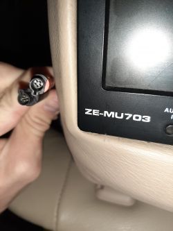 Jak podłączyć monitory z nietypowymi wtyczkami do radia 2din z Androidem?