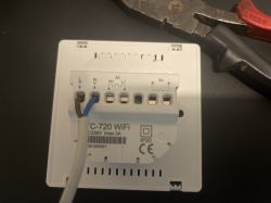 Termostat TC-720 WiFi z widocznymi podłączeniami przewodów elektrycznych.