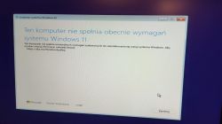 Komunikat instalatora Windows 11 o niespełnieniu wymagań systemowych.
