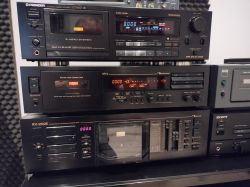 Trzy magnetofony kasetowe Pioneer i Nakamichi ustawione jeden na drugim