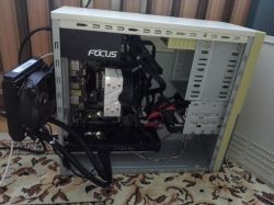 Wnętrze komputera z otwartą obudową, w którym widać zamontowaną chłodnicę oraz komponenty PC.