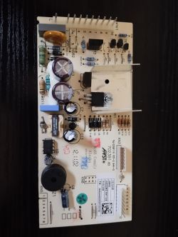 Płytka drukowana z różnymi elektronicznymi komponentami.