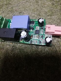 Zbliżenie na płytkę drukowaną z różnymi komponentami elektronicznymi, takimi jak kondensatory i rezystory.