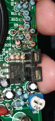 Zbliżenie na płytkę PCB z uszkodzonym opornikiem R56 i komponentami elektronicznymi.