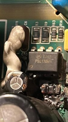 Defekte Leiterplatte mit Brandspuren in der Nähe des FSL136MR-Chips und verbrannten Bauteilen.