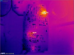 Obraz termowizyjny płytki elektronicznej z zaznaczonymi miejscami o temperaturze 42,9°C i 33,6°C.