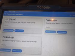 Zdjęcie wyświetlacza diagnostycznego z kodami błędów samochodowych.