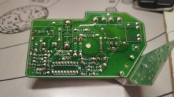 Spód płytki PCB z licznymi punktami lutowniczymi i ścieżkami przewodzącymi.